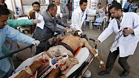 Un milicien du cheick Al-Ahmar blessé dans les combats arrive à l'hôpital.