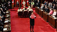 La manifestante a affiché son message au Sénat pendant le discours du Trône.