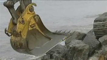 Une pelle mécanique près de l'eau