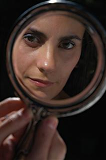 Une femme se regarde dans le miroir Une femme se regarde dans le miroir