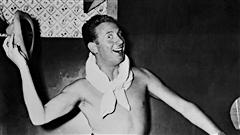 Photo datant des ann�es 1950 de Charles Trenet, auteur-compositeur-interpr�te fran�ais 