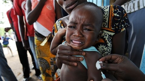 Un jeune enfant se fait vacciner contre la fièvre jaune à Abidjan, en Côte-d'Ivoire. (archive)