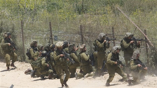 Des soldats isréaliens ouvrent le feu en direction des manifestants pro-palestiniens, dimanche, le long de la ligne de cessez-le-feu entre Israël et la Syrie.