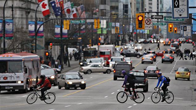 Des cyclistes en route vers le travail à Vancouver.