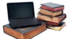 Un ordinateur et des livres