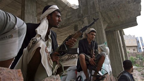 Des militants yéménites surveillent la région de Taëz, la deuxième ville en importance du pays, le 8 juin.