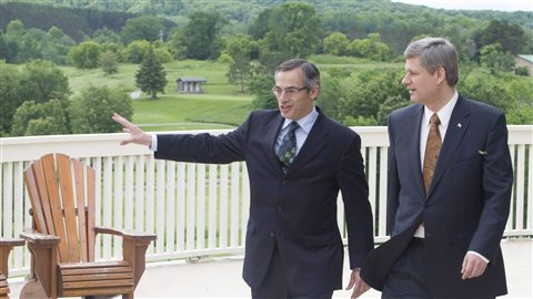 Tony Clement et Stephen Harper lors d'une annonce préalable au sommet du G8, en juin 2010, à Huntsville.