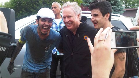 Saint-Jean-sur-Richelieu, le premier ministre du Québec, Jean Charest avec des bénévoles