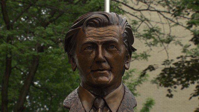 Un buste en bronze de Camille Laurin, père de la loi