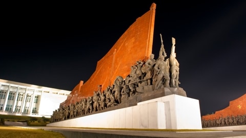 Une statue militaire à Pyongyang