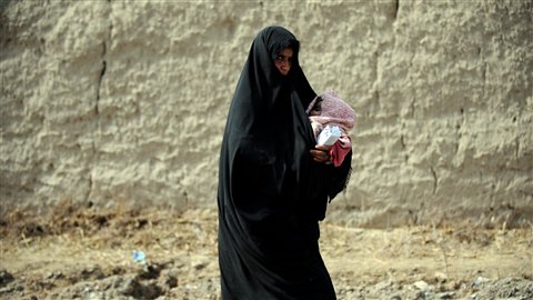 Une femme et son enfant à Garmsir, dans le sud de l'Afghanistan