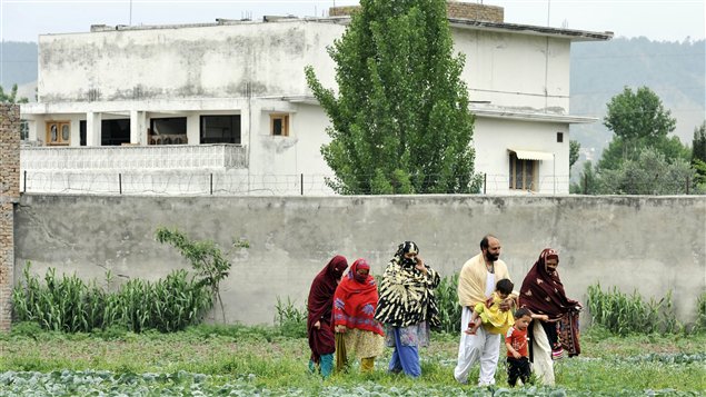 Une famille pakistanaise marche à proximité du complexe où a été tué Oussama ben Laden le 1er mai dernier.