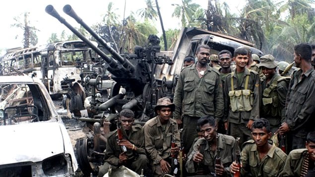 Des soldats sri-lankais posent pour les photographes après l'annonce de la mort du chef des rebelles tamouls le 18 mai 2009.