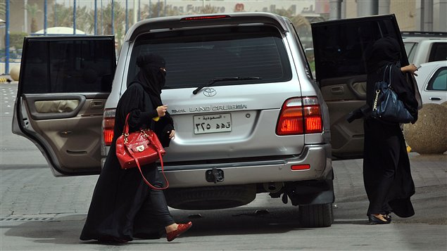 نساء يتحدين القانون في السعودية