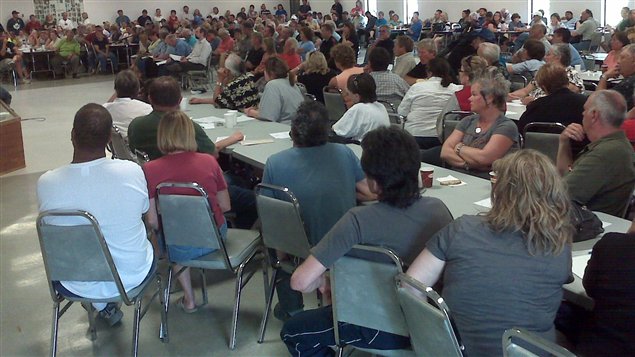 Une réunion d'information destinée aux résidents évacués de Saint-Laurent a rassemblé 250 personnes.