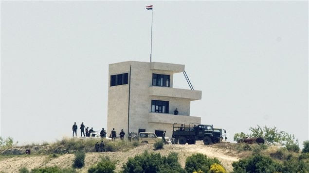 Des soldats syriens peuvent être aperçus près d'un poste de police situé tout près de la frontière avec la Turquie.