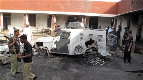 L'épave d'un véhicule blindé devant le poste de police après l'attaque