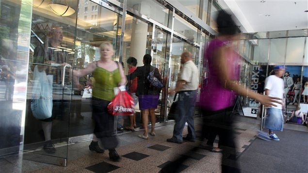 Des consommateurs sortant d'un magasin (archives)