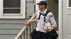 Un facteur effectue la livraison du courrier � Halifax, le 30 mai.