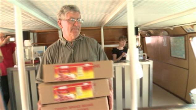 Un homme transporte des boîtes de médicaments