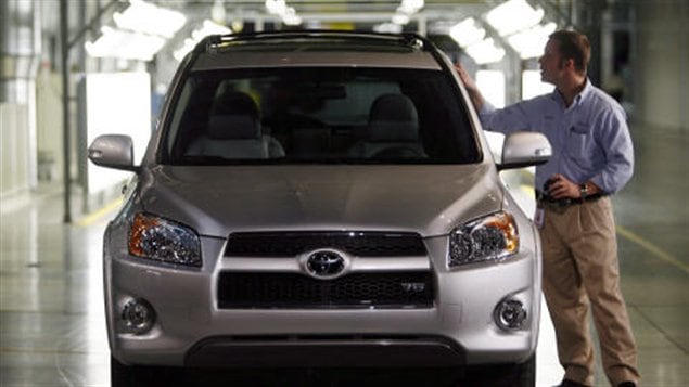 Un employé de Toyota examine un RAV4 fabriqué à l'usine de Woodstock, en Ontario. (archives)