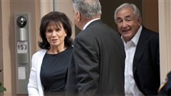 Dominique Strauss-Kahn et sa femme, Anne Sinclair, sortant de leur r�sidence new-yorkaise, vendredi.  