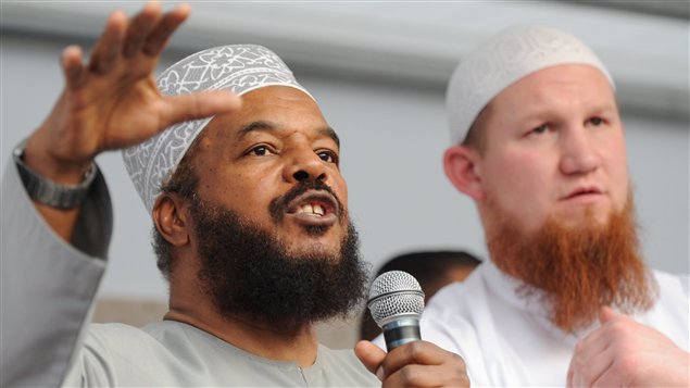 الداعية الكندي المسلم بلال فيليبس (إلى اليسار) إلى جانب الداعية الألماني المسلم بيار فوغل في ألمانيا في 20 نيسان (أبريل) 2011.