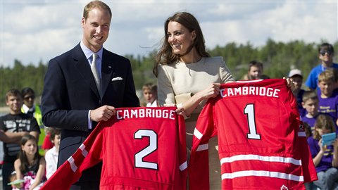 Le duc et la duchesse de Cambridge ont reçu deux chandails en leur honneur.