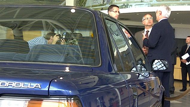 Le ministre Gary Goodyear récemment devant un véhicule fabriqué par un constructeur japonais dans la province canadienne de l'Ontario.