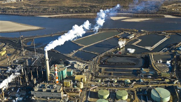 Raffinerie de sables bitumineux près de Fort McMurray en Alberta