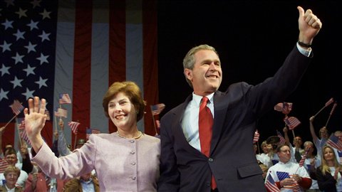 George W. Bush et sa femme Laura lors d'un rassemblement partisan la veille de l'élection présidentielle de novembre 2000.