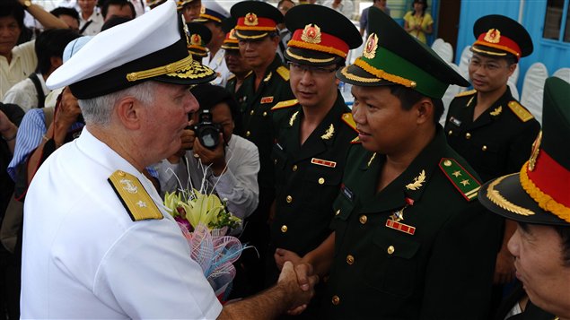 Le contre-amiral américain Tom Carney serre les mains de militaires vietnamiens au port de Danang.