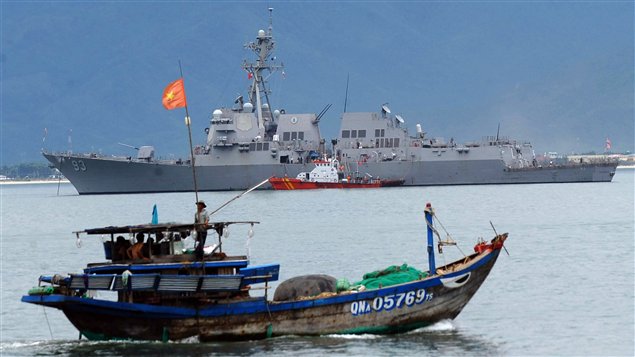 Le USS Chung-Hoon est ancré au port de Danang.