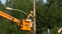 Un employé d'Hydro-Québec rétablit le courant (archives)