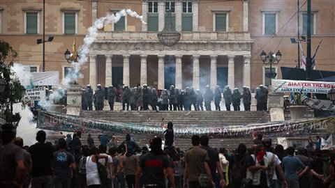 Affrontements entre manifestants et policiers devant le parlement grec à Athènes