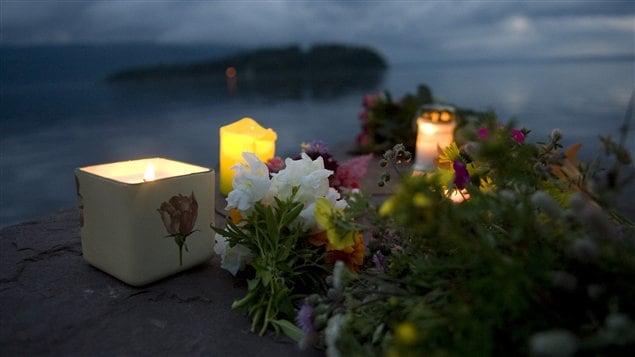  Des fleurs ont été déposées à la mémoire des victimes devant l'île d'Utoeya. 