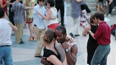 Des danseurs � l'ext�rieur