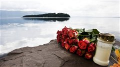 Hommage aux victimes d�pos� sur la rive face � l��le d�Utoeya, site du massacre
