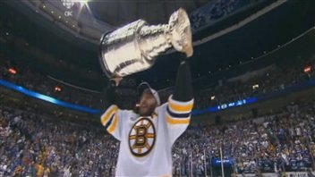 Patrice Bergeron soulève la coupe Stanley en juin dernier
