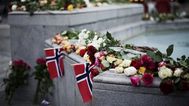 Des fleurs ont �t� d�pos�es � Oslo par les quelque 150 000 personnes qui se sont rassembl�es dans la capitale � la m�moire des victimes.