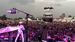 Le groupe en pleine performance avant l'effondrement de la scène.