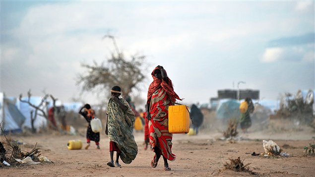 Une femme et un enfant du camp de réfugiés somaliens de Dadaab, au Kenya, vont chercher de l'eau. Une femme et un enfant du camp de réfugiés somaliens de Dadaab, au Kenya, vont chercher de l'eau.