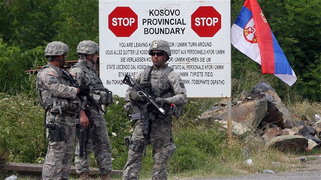 Des soldats de l'Otan en 2011 montent la garde dans un poste-frontiere kosovar.