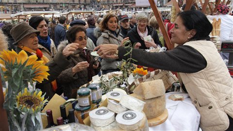 Des Italiens au marché de Sienne, en Toscane.