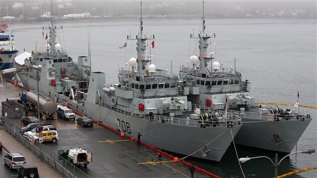 Des bateaux de la marine canadienne au port de St-Jean, Terre-Neuve.