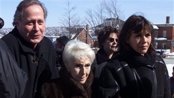 Janine Sutto (au centre), accompagnée de sa fille Mireille Deyglun et de Donald Pilon, aux funérailles de l’acteur Jean Besré, le 17 mars 2001