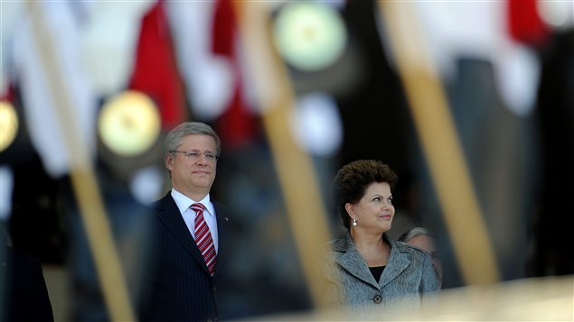 Le premier ministre du Canada, Stephen Harper, et la présidente du Brésil, Dilma Rousseff, au cours d’une cérémonie à Brasilia