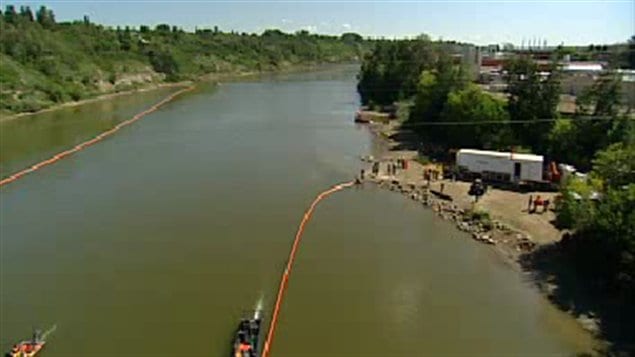 Une simulation de déversement de pétrole dans la rivière Saskatchewan Nord, à Edmonton.