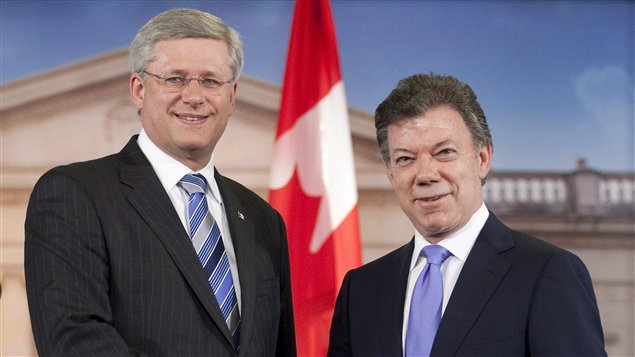 Le premier ministre canadien Stephen Harper pose au côté du président colombien Manuel Santos à Bogota