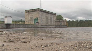 Un barrage de Produits forestiers Résolu, à Saint-David-de-Falardeau